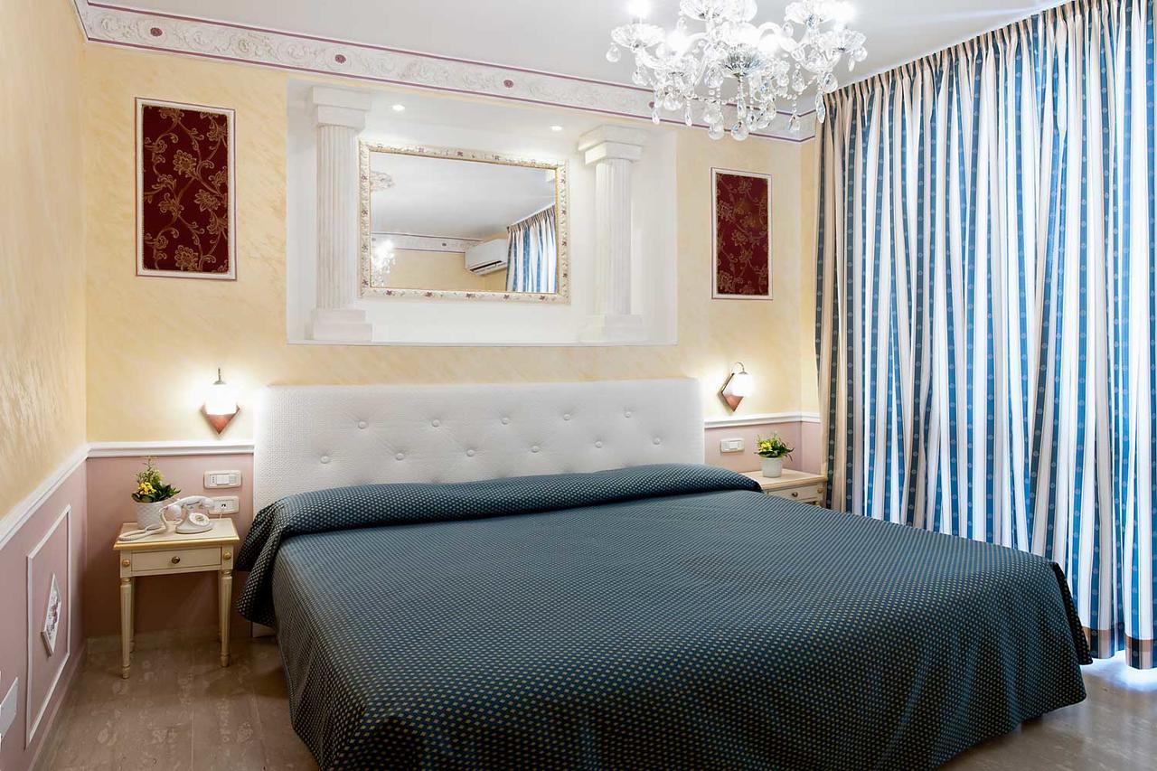 Nouvel Hotel Des Bains Pesaro Bagian luar foto